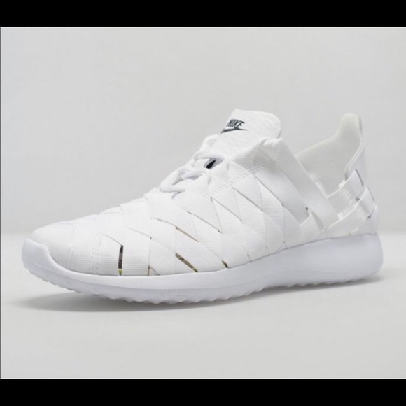 white colour shoes nike